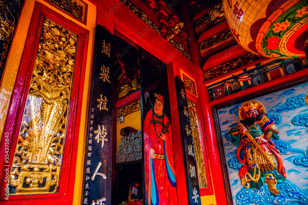 Obraz premium On Lang Temple (Hoi quan On Lang pagoda or Quan Am temple) or Ong Lao Temple - One of Vietnamese Chinese temple at Ho Chi Minh City (Saigon), Vietnam