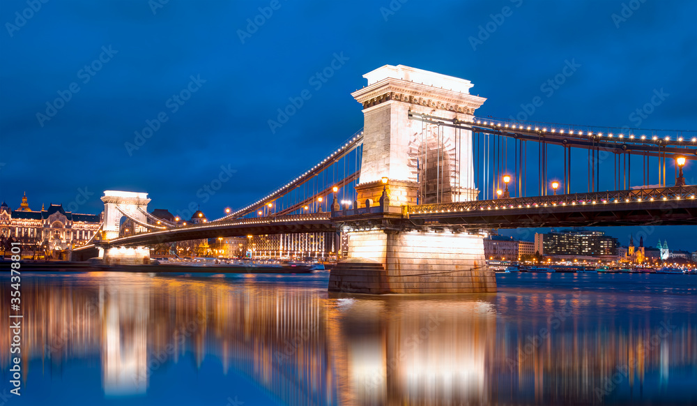 Obraz premium Chain bridge at twilight blue hour - Budapest, Hungary