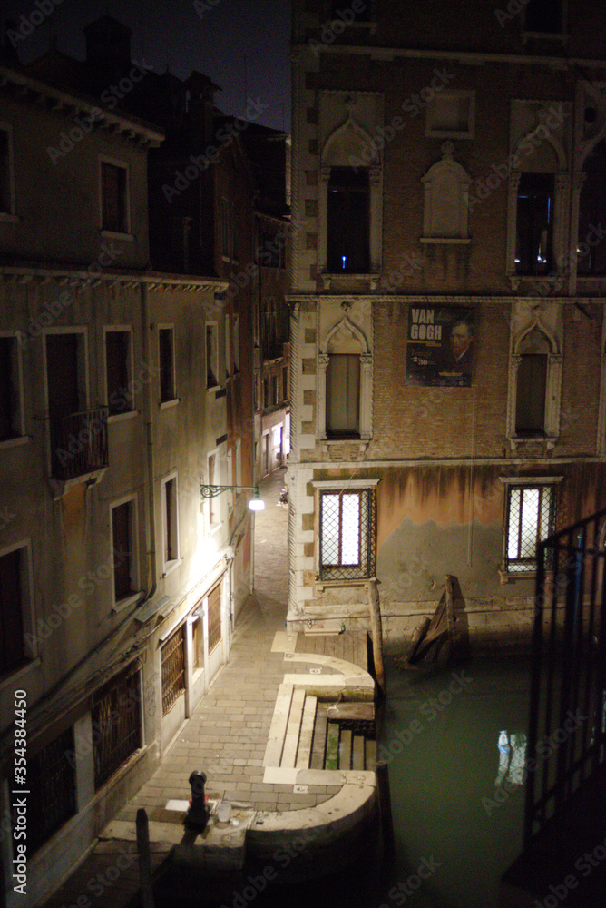 Naklejka premium Narrow canals in Venice at night. Italy. 