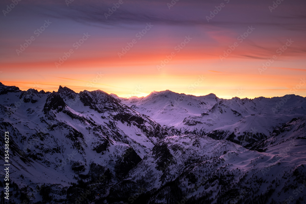 Montagne enneigée à Tignes au lever du soleil