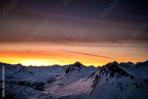 Montagne enneigée à Tignes au lever du soleil © flavien
