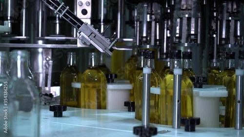 Video of the automatic filling system that allows the oil to be filled into bottles in the olive oil factory.