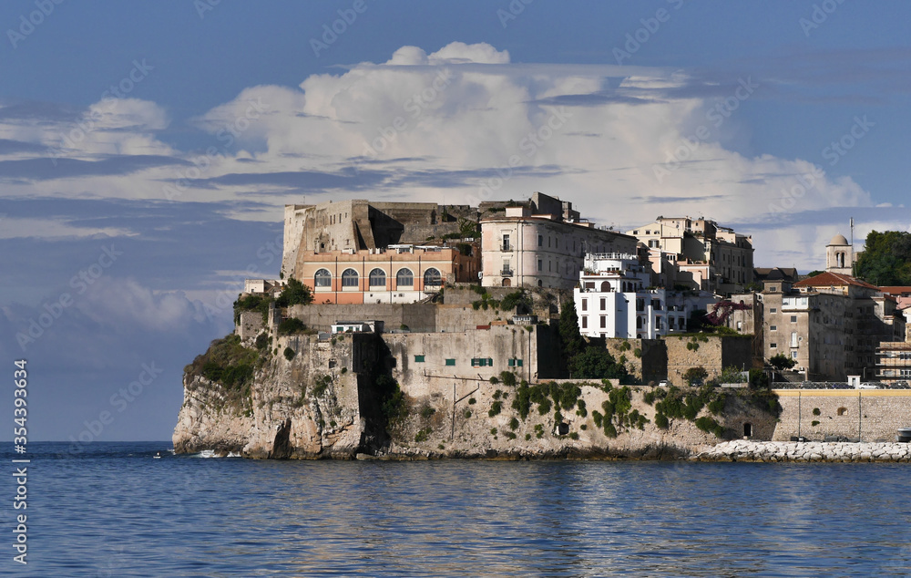 Castelo Aragonese en Gaeta, Nápoles, Italia visto desde el mar con nubes detrás