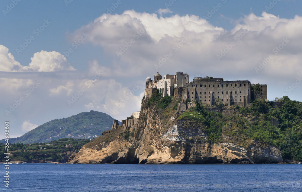 Castelo Aragonese de Procida visto desde el mar en la bahía de Nápoles