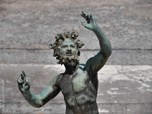 Estatua del fauno en la cas del fauno de Pompeya, Nápoles, Italia