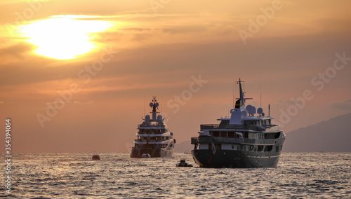 Barcos fondeados en la isla de Capri