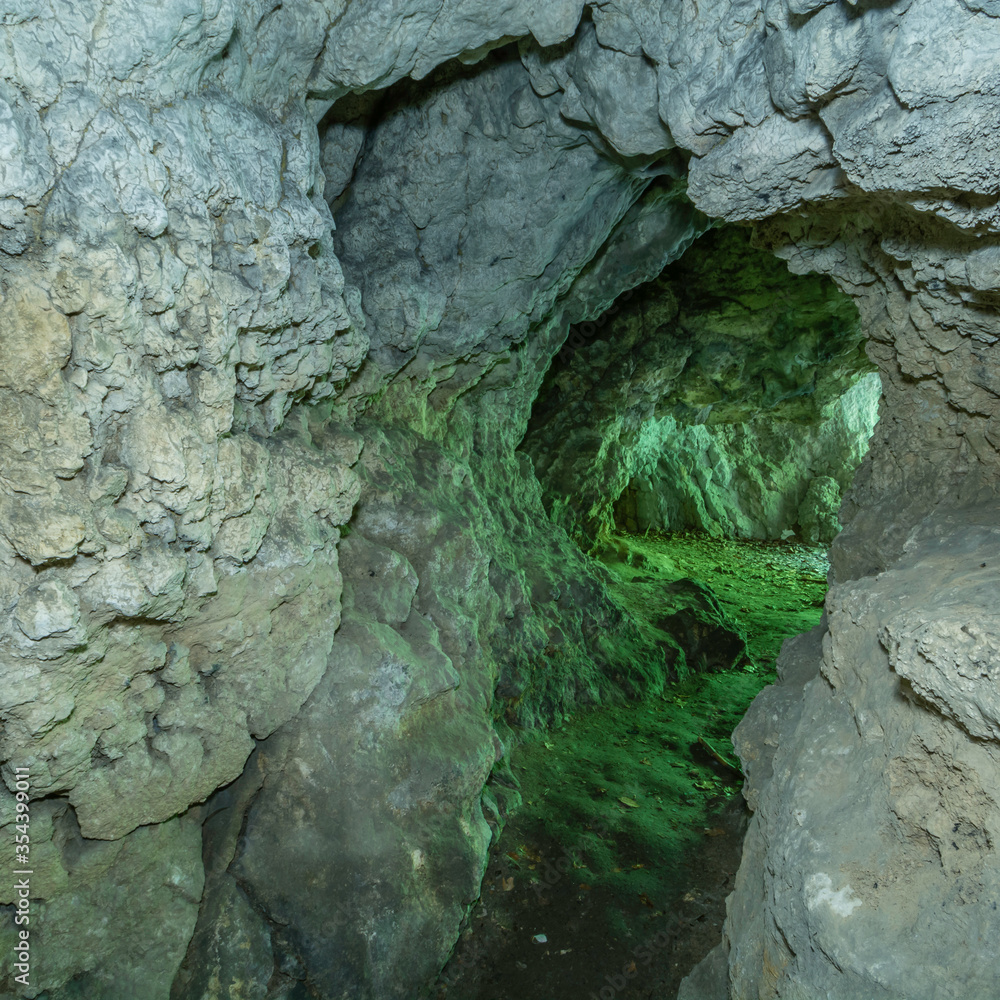 Tunel prowadzący do wyjścia z jaskini - obrazy, fototapety, plakaty 