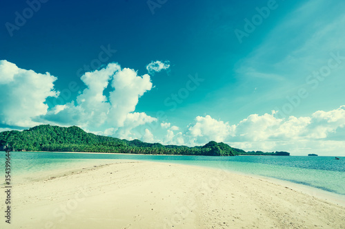 Fototapeta Naklejka Na Ścianę i Meble -  Vacation in paradise. Beautiful landscape with white sand tropical beach.