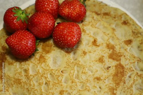 pancakes with strawberry