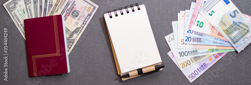 Foto gray background with, notebook and pen