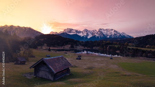 Geroldsee in Bayern zum Sonnenaufgang mit Alpenglühen