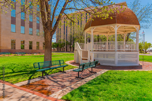 Foto The Lubbock Town square with Gazebo in the    downtown area stands in front of Lubbock County Courthouse