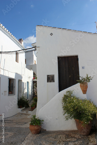 Pintorescas y estrechas calles del pueblo de Frigiliana (Málaga). Declarado uno de los más bonitos de España