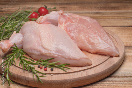 Tableau sur toile Raw chicken meat on wooden board