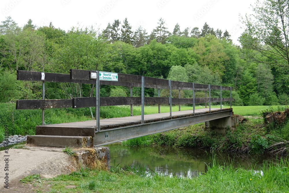 Fototapeta premium Eine Brücke aus Eisen und Holz