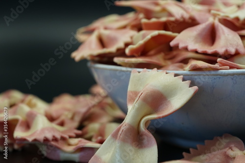 Pasta tricolor farfale en un bol italia slow food photo