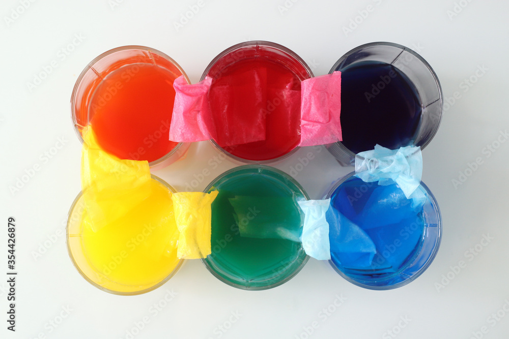 experimento-con-agua-y-colorante-de-colores-que-da-lugar-a-los-colores