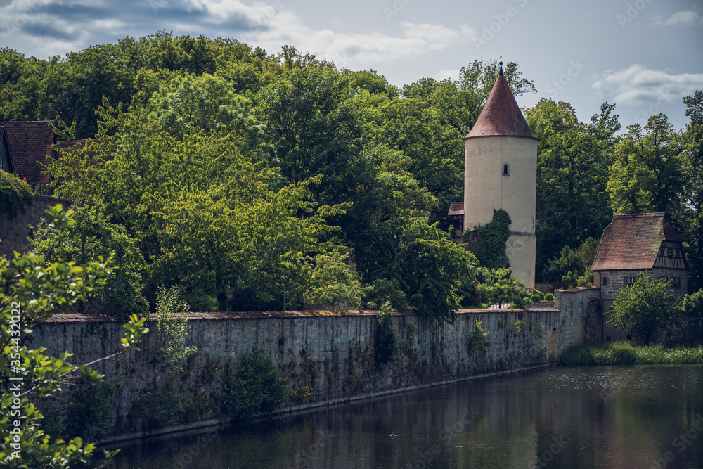 Stadtmauer in einer wunderschönen Altstadt mit Turm und See