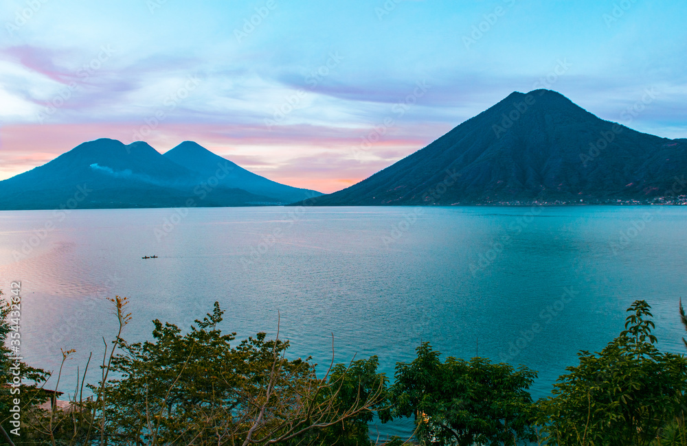 Obraz premium Colorful sunrise on Atitlán Lake. Beautiful landscapes of Guatemala, the volcano view is beautiful and the colors are awesome
