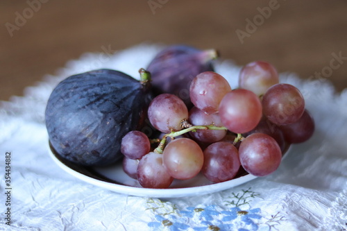 Red grapes and figs on a plate