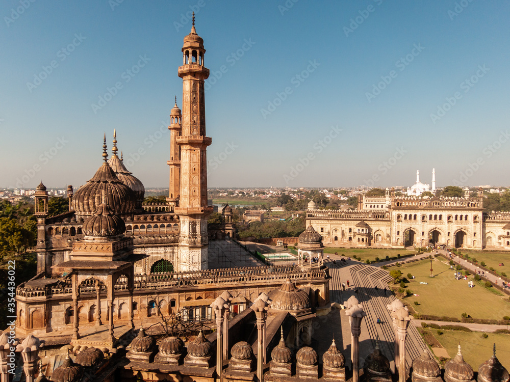Obraz premium The ancient Bara Imambara complex in Lucknow