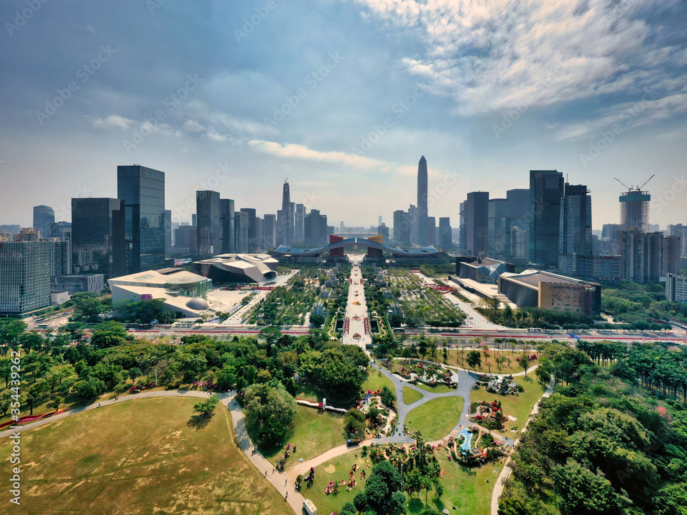 Fototapeta premium Shenzhen Lianhuashan park with a view of the business center of the city 