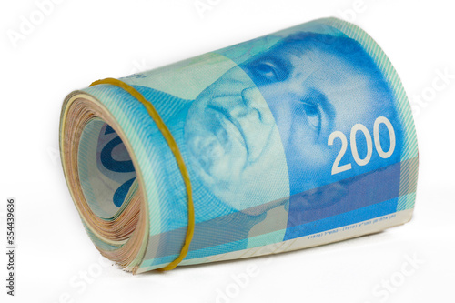 Foto Bunch of 200 Israeli New Shekels (NIS) bills rolled together with a rubber band