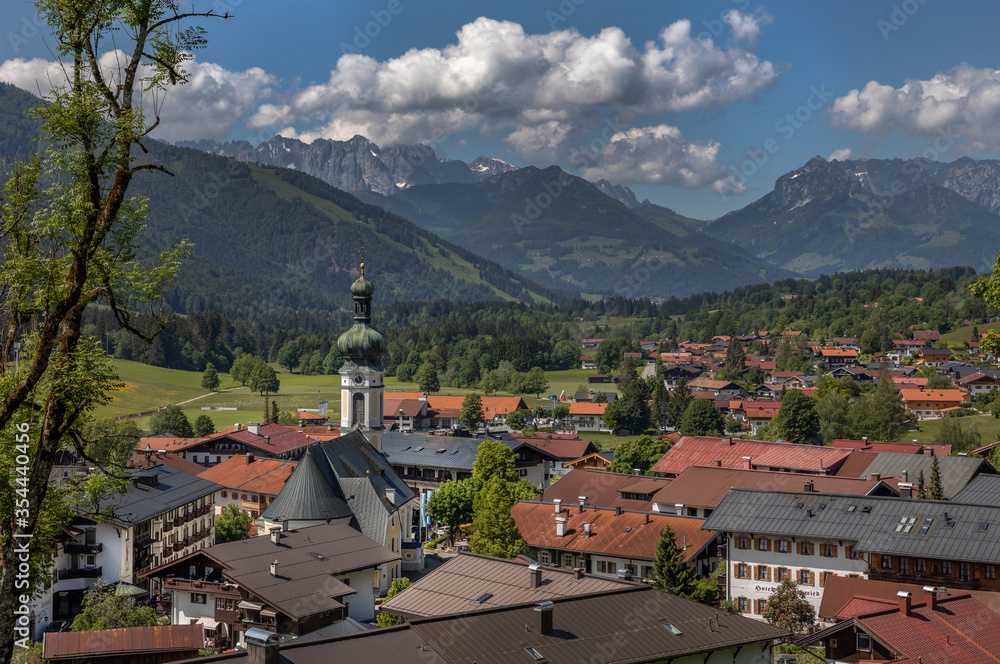 Reit im Winkl Dorf mit Kirche und Kaiser Gebirge, Reise Bayern