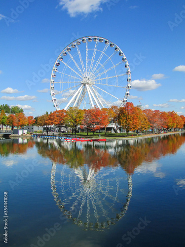 Fotografie ferris wheel on a sunny day