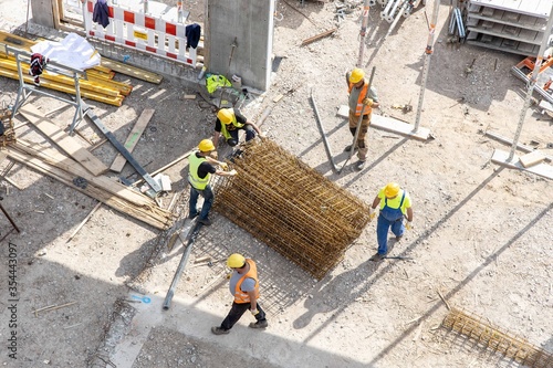 Bauarbeiter auf der Baustelle - Besprechung © DANLIN Media GmbH