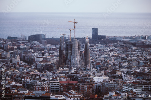 La Sagrada Familia, en la ciudad de Barcelona, vista desde los Búnkers, en el Turó de la Rovira. 