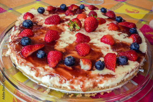Delicious cheese cake with strawberries
