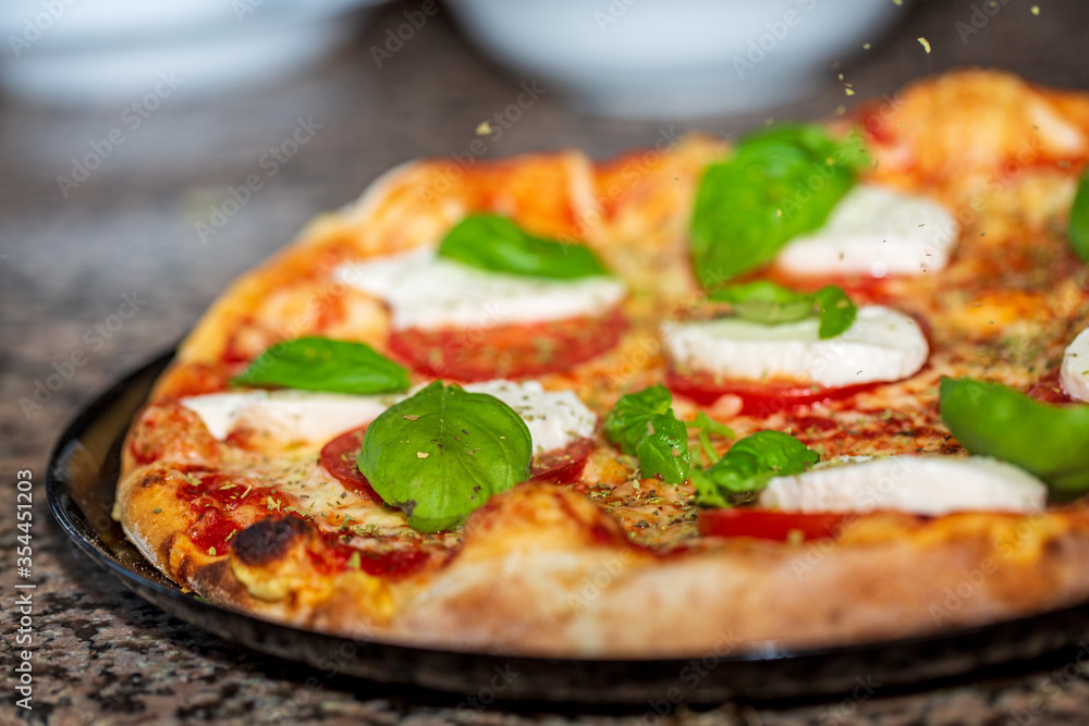 Pizza - Tomaten - Mozarella - Basilikum Pizza - Tomaten - Mozarella - Basilikum
