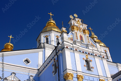 Obraz na plátně Church with blue walls and gold dooms