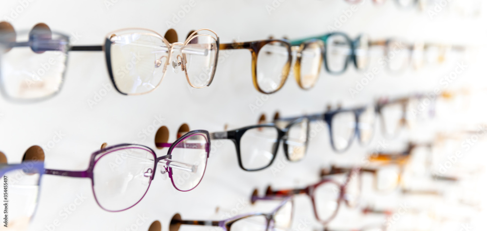Εκτύπωση καμβά glasses in a showcase of eye surgery and trade. copy space