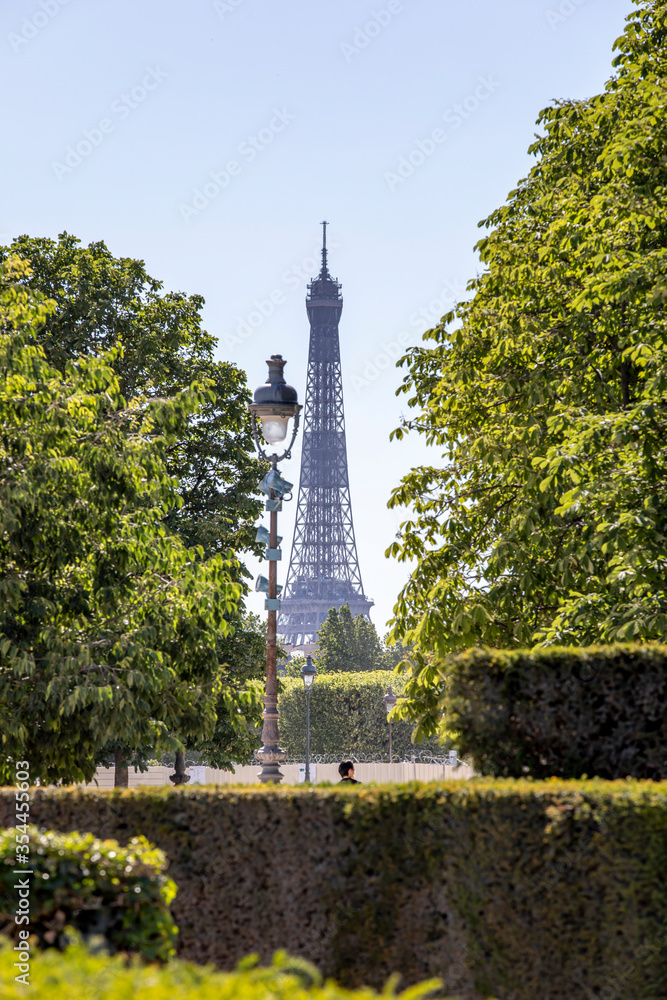 Obraz premium Paris, France - May 29, 2020: Street lights la Concorde, the Eiffel Tower in the background, in Paris