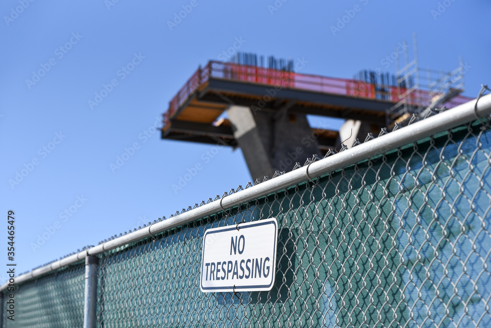 Φωτογραφία No trespassing sign at construction site with pillar for bridge in progress in b