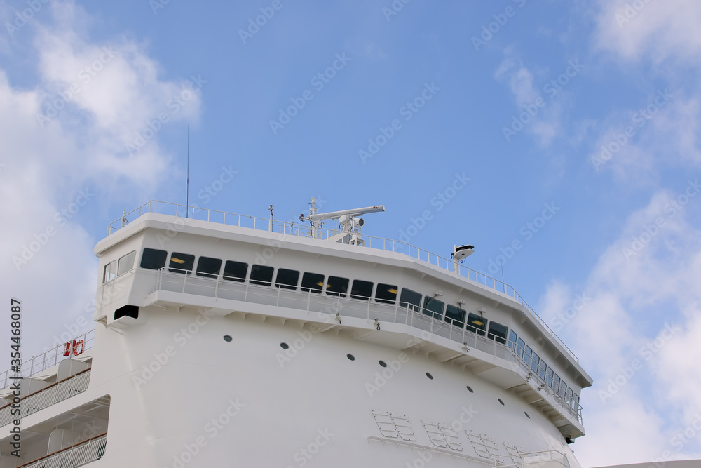 Naklejka premium 船、客船、フェリー、乗り物、旅行、金属、 観光船、クルーザー、交通手段、青空、航海、運送、空、雲