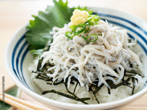Valokuva 釜揚げしらす丼