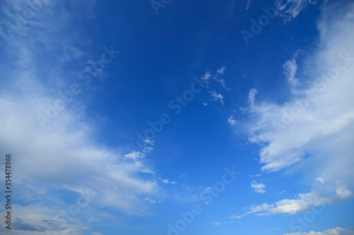 Fototapeta Naklejka Na Ścianę i Meble -  6月の青空と白い雲
