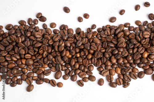  Many coffee beans are lined up. Top and bottom of the image. Coffee beans