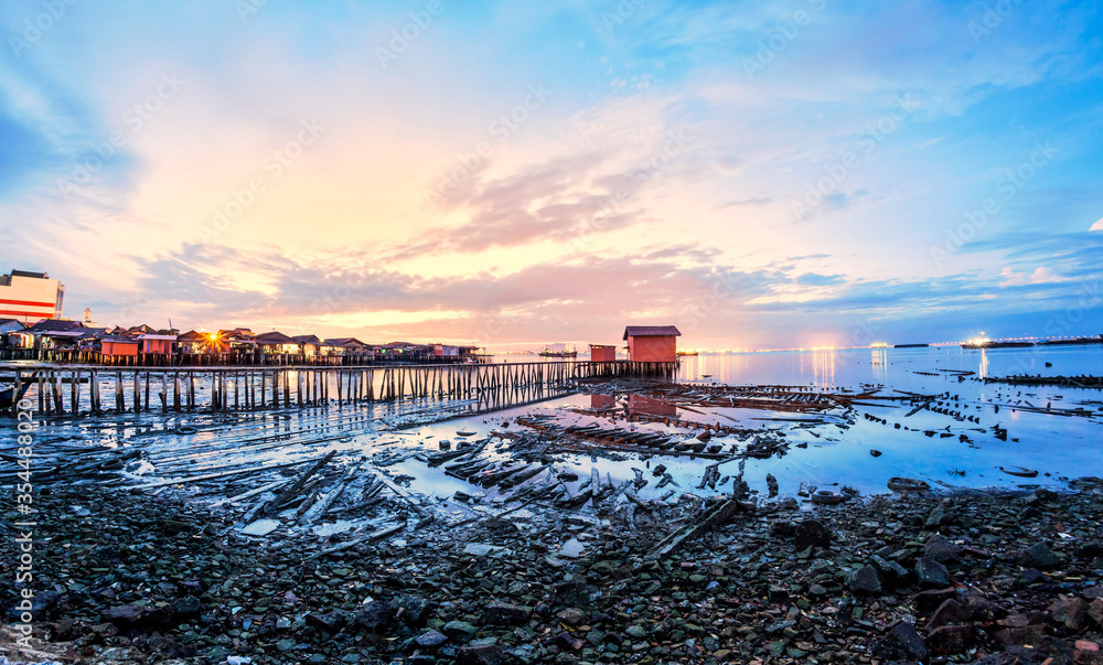 Obraz premium Tan Jetty of George Town, Penang view during sunrise with a hut
