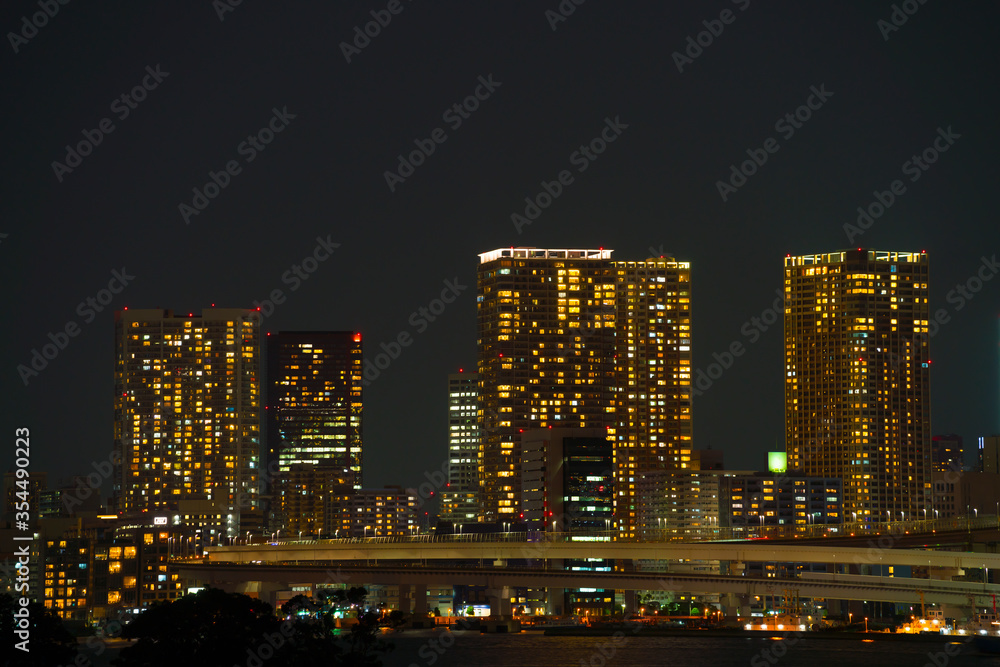 Naklejka premium 東京夜景 タワーマンション群 高輪ゲートウェイ駅 方面 2020年