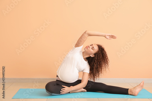 Young pregnant woman practi...