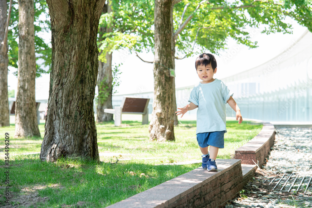 自然の中、笑顔で遊ぶ可愛い男の子