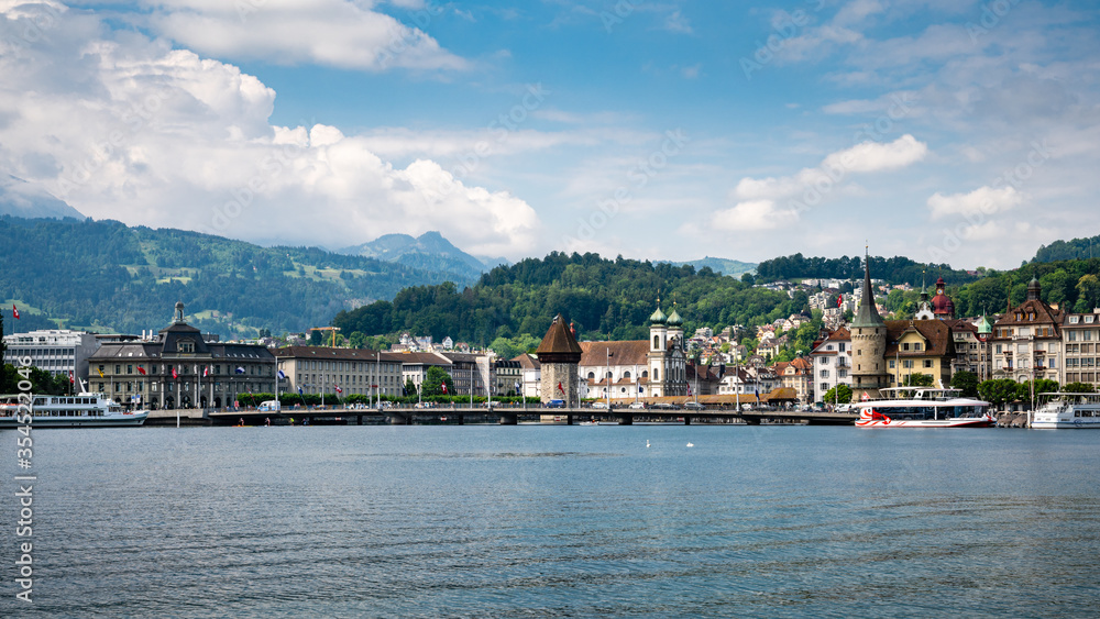 Vista panoramica de la cuidad Suiza de Lucerna desde el Lago