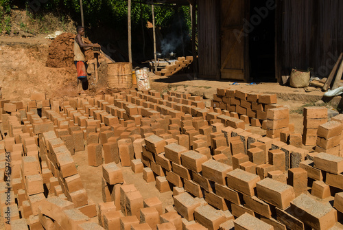 Fabrication artisanale de briques, vallée de la Sambirano - Madagascar.