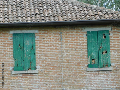finestra di casa abbandonata