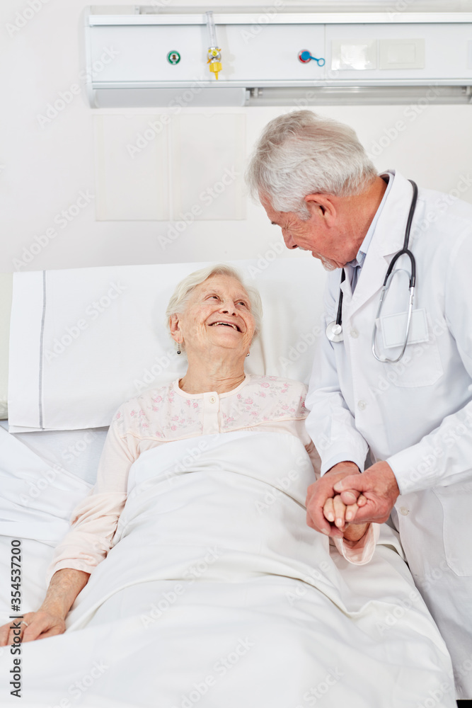 Obraz premium Senior is being treated by a doctor