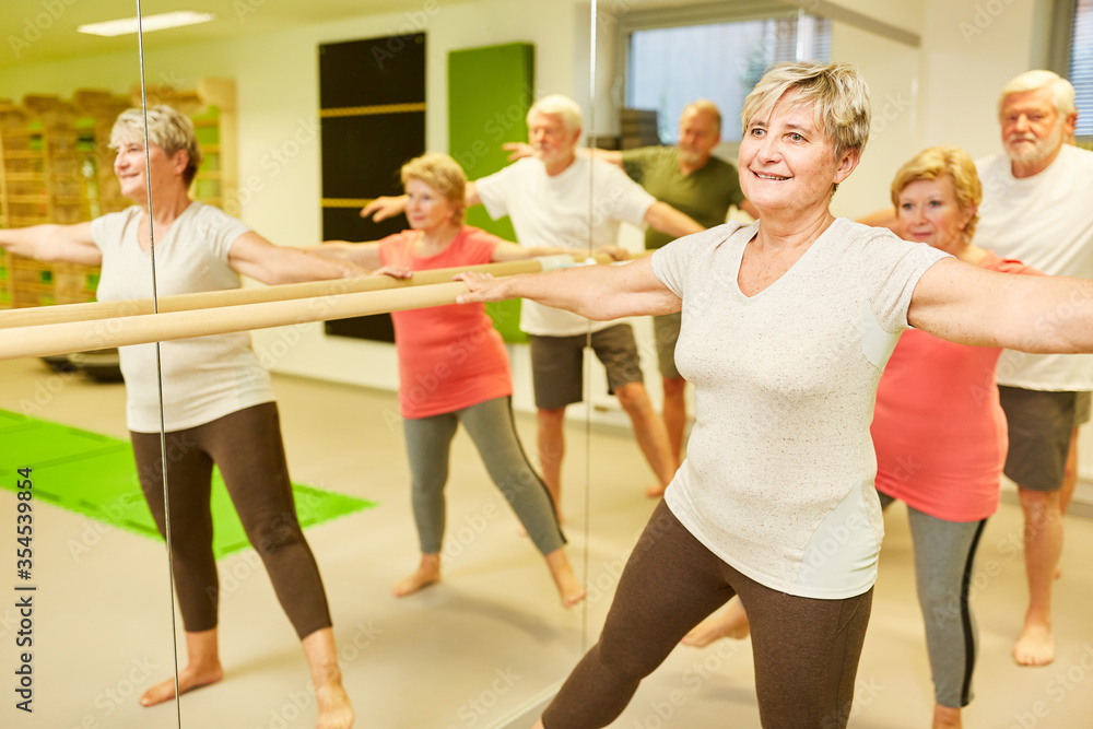 Senioren beim Rehasport an der Ballettstange Senioren beim Rehasport an der Ballettstange